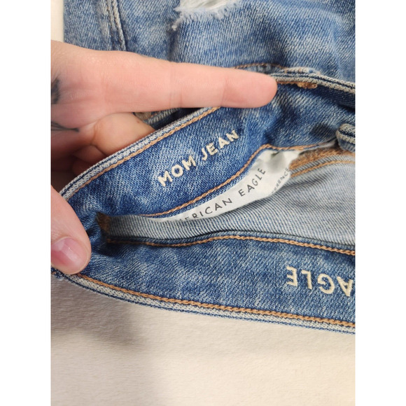 Sz 2 American Eagle Heavily Distressed Mom Jeans Medium Wash Womens Size Two AEO - Picture 7 of 12